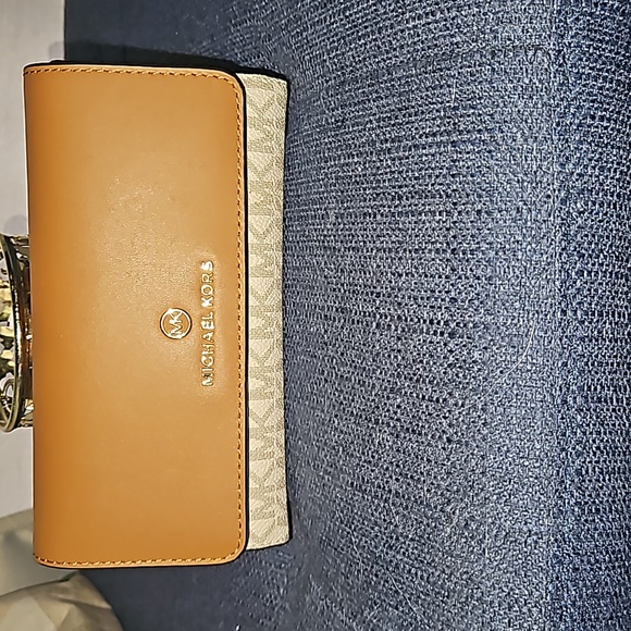 Logo Jet Set Charm Large Trifold Wallet Vanilla/Acorn - Picture 1 of 4